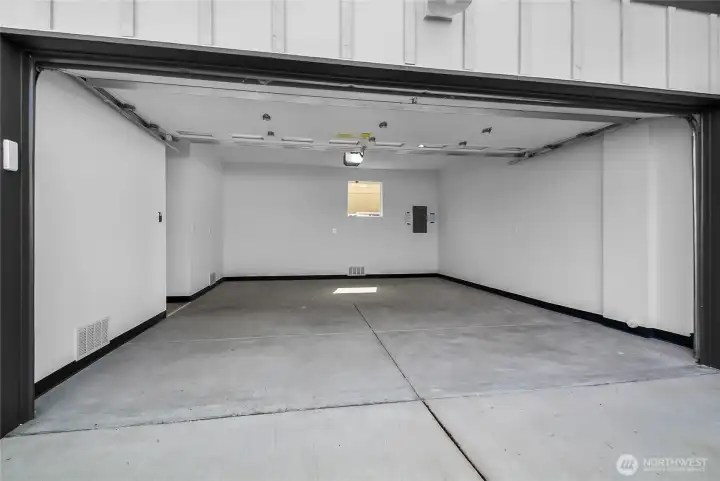 Huge 2 car garage plus workshop space. 522 sq. ft.