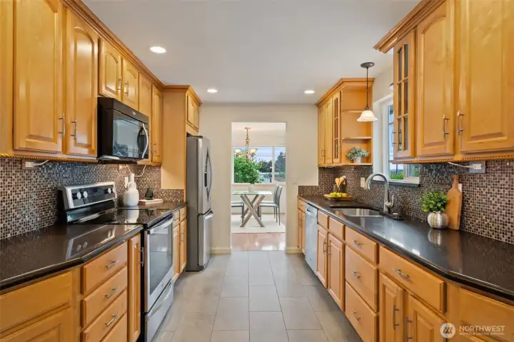 Kitchen with great storage! Kitchen with great storage!