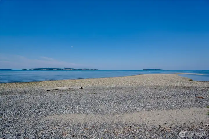 County right-of-way access to the waterfront is located nearby on North Beach Road. County right-of-way access to the waterfront is located nearby on North Beach Road.