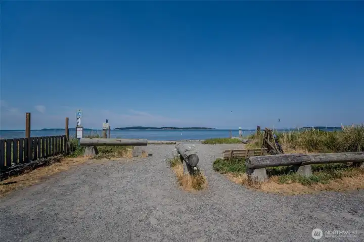 Nearby county right-of-way waterfront access on North Beach Road includes a convenient parking area. Nearby county right-of-way waterfront access on North Beach Road includes a convenient parking area.