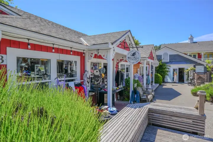 Located in town close to shopping and restaurants conveniently located. Located in town close to shopping and restaurants conveniently located.