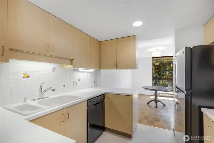 Well laid out kitchen. Well laid out kitchen.