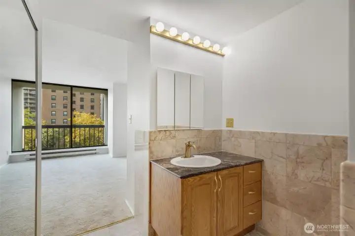 Full bath in the primary bedroom. Marble tiles. Full bath in the primary bedroom. Marble tiles.