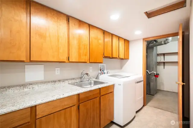 Laundry room, newer washer/dryer included