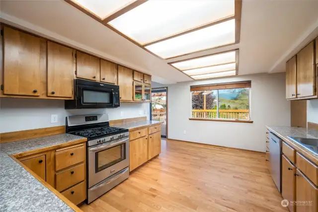 Light, bright kitchen with eating space