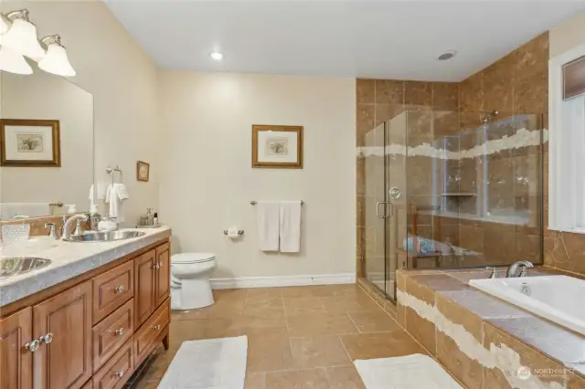 HUGE 2nd en suite bathroom!