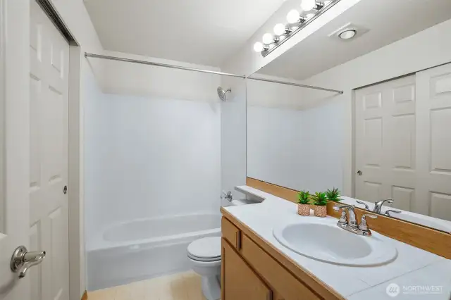 Full bath with walk in closet