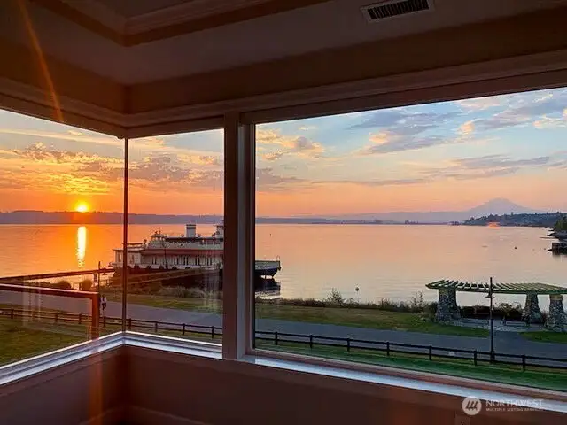 From sunrise to sunset, the views from this Rainier Condo--its all about the scenery here.