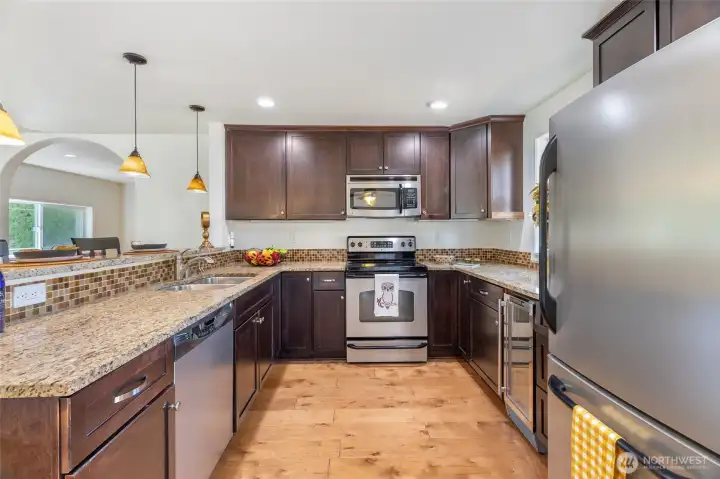 Enter into this fabulous kitchen ...