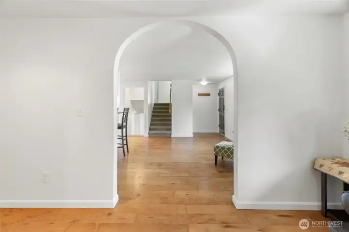 Very cool archway between the two living spaces ...