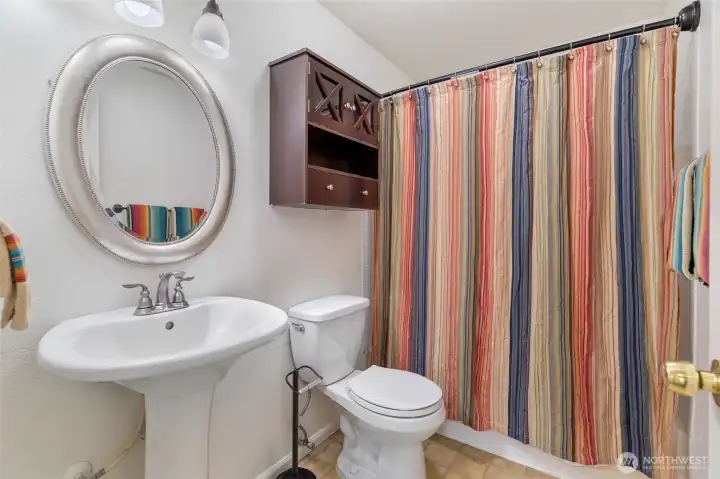 Upper floor full bath ...