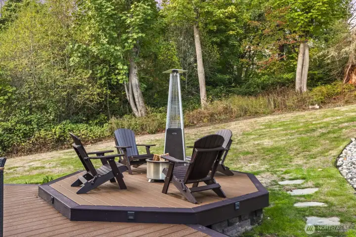 Relax around the fire with friends, play your favorite tunes on the built-in Sonos speakers, or relax in the Viking hot tub - it's all yours to enjoy.
