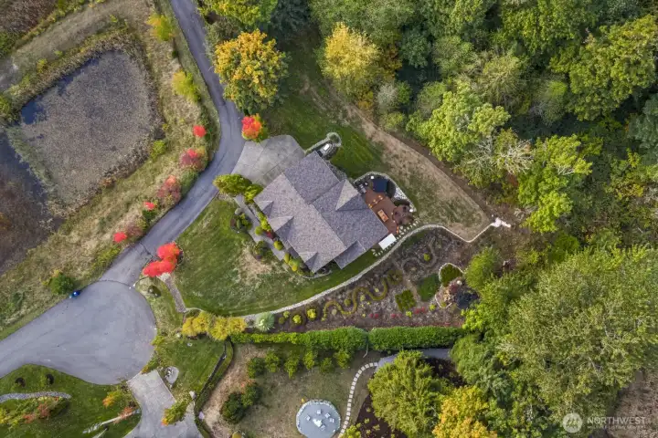Feels worlds away from it all, but you're just moments away from top-rated Lake WA schools, trailheads, tech campuses, and the centers of both Redmond and Sammamish.