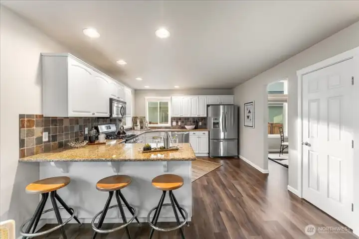 A cozy breakfast nook offers an inviting space for casual meals and morning coffee, filled with natural light.