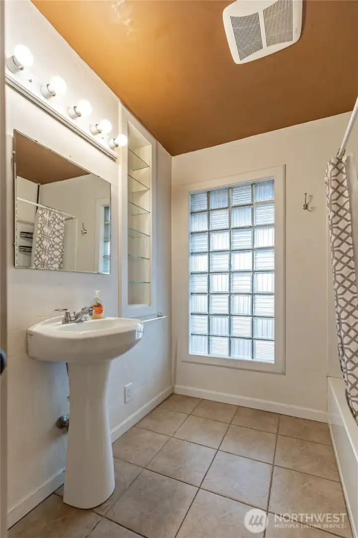 Upper level full bath