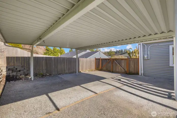 Spacious carport.