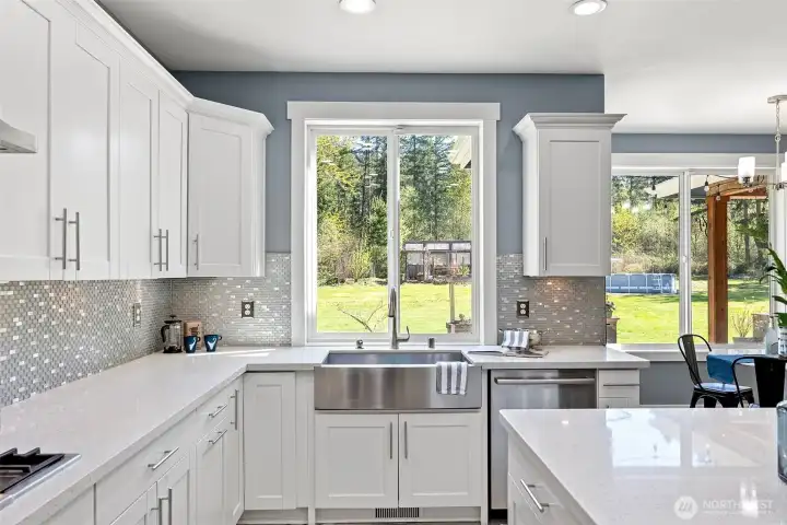 Quartz counters and stainless steel appliances