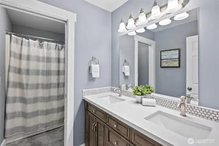 Full bathroom and BRAND NEW vanity!
