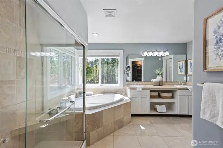 Primary en suite bathroom