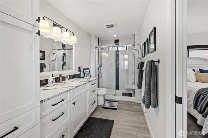 Ensuite secondary bathroom off main