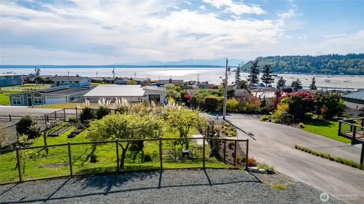 Fully fenced garden with add'l gravel parking