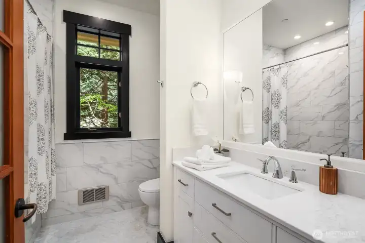 Full main bath.
