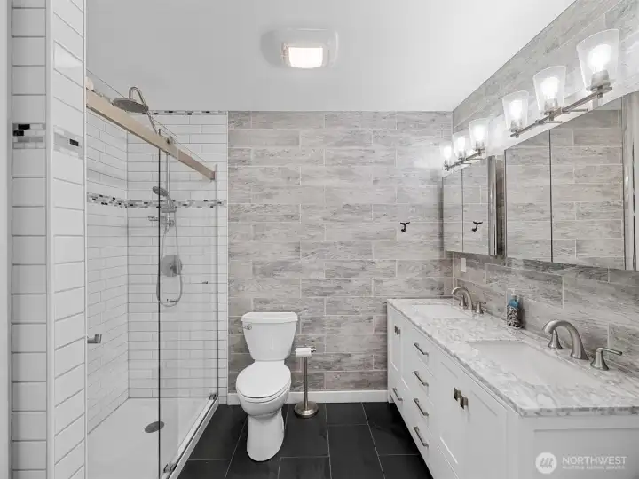Dbl Sinks / Walk in Tile Shower