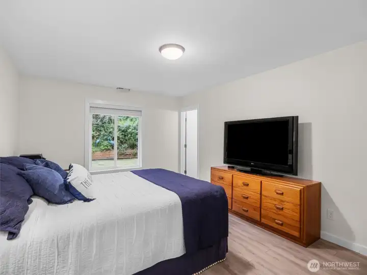 2nd Bedroom w/Full Bathroom