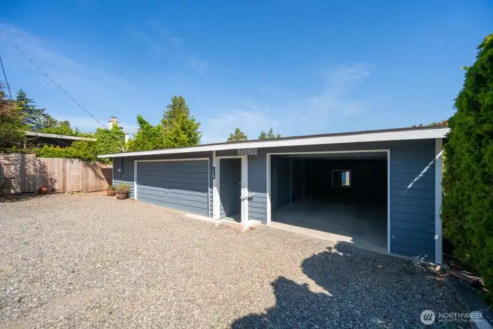 Gravel driveway leading up to the home.