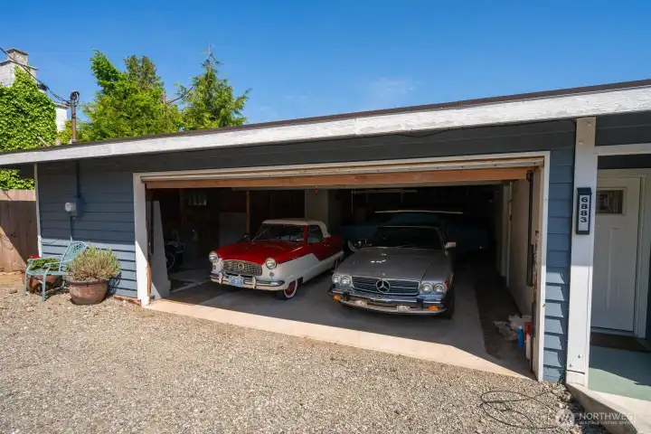 Large garage that can hold up to 3 to 4 cars. The garage also has 1/2 bath. The space has endless possiblities.