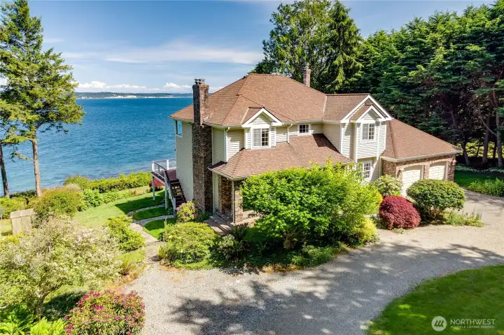 252 Jansen Road offers the perfect blend of privacy, form and function capturing expansive water views and offering access to the beach with private staircase.