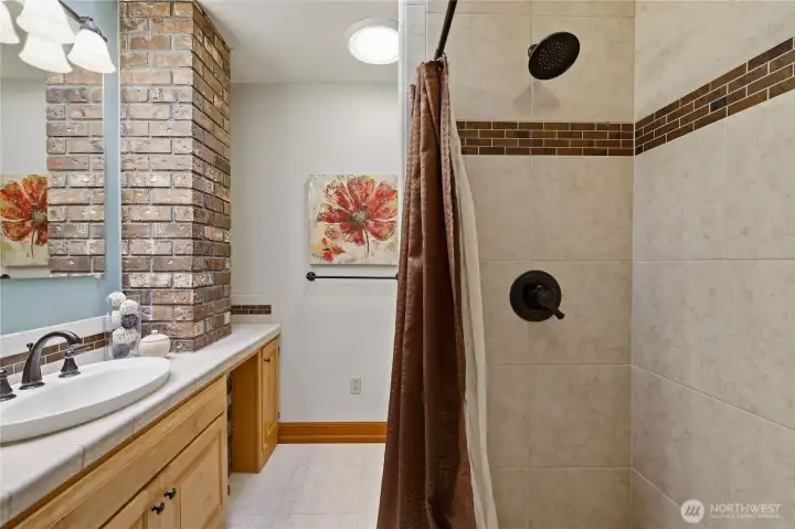 Guest bathroom situated between the two guest rooms.