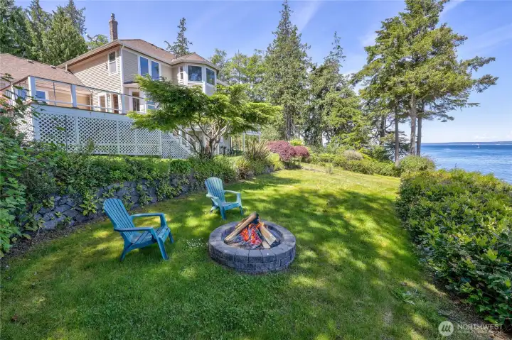 252 Jansen Road - East Facing Waterfront Home