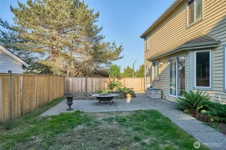 View of the Backyard, Patio Area and Garden Space. View of the Backyard, Patio Area and Garden Space.
