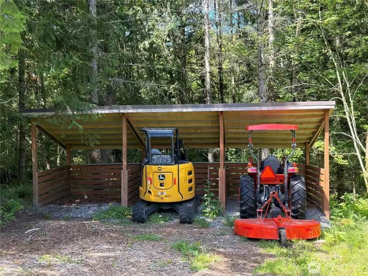 Storage bays or run-in stalls
