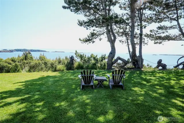 Enjoy the large lawn with summer games or simply sit quietly listening to the light wind and waves
