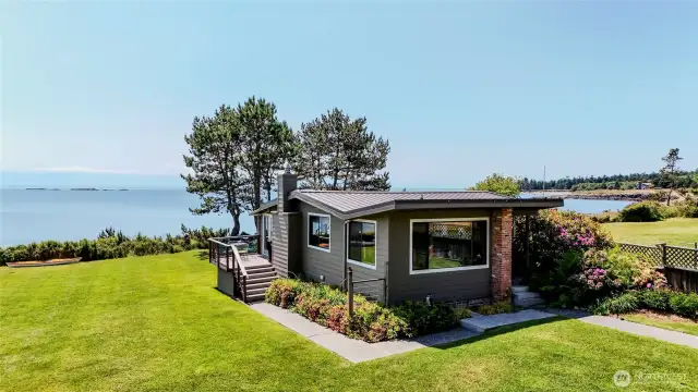 SeaSpray - the 2 bedroom front house just up from your private beach