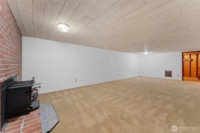 Large additional living area in basement