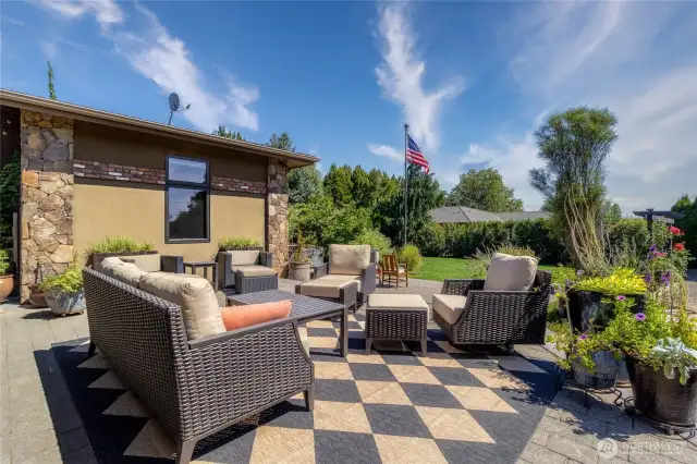 Outdoor living space off of dining/kitchen area