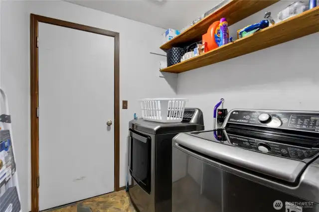 Utility room is nice sized.  Washer/dryer go with seller