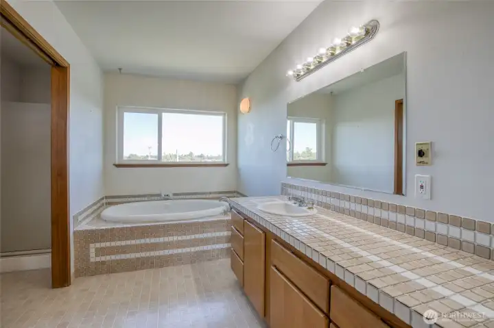 3rd Floor Full Bathroom