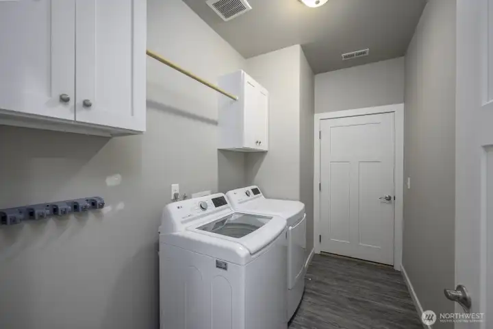 Large laundry room w/garage access