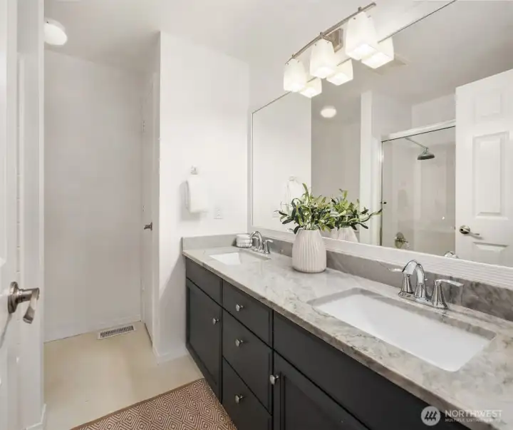 Upstairs full bathroom.