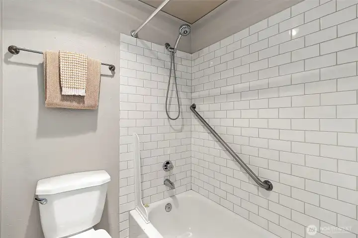 Ceramic subway tile tub surround