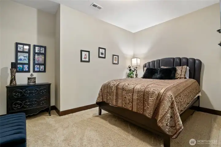 Guest room w/o closet