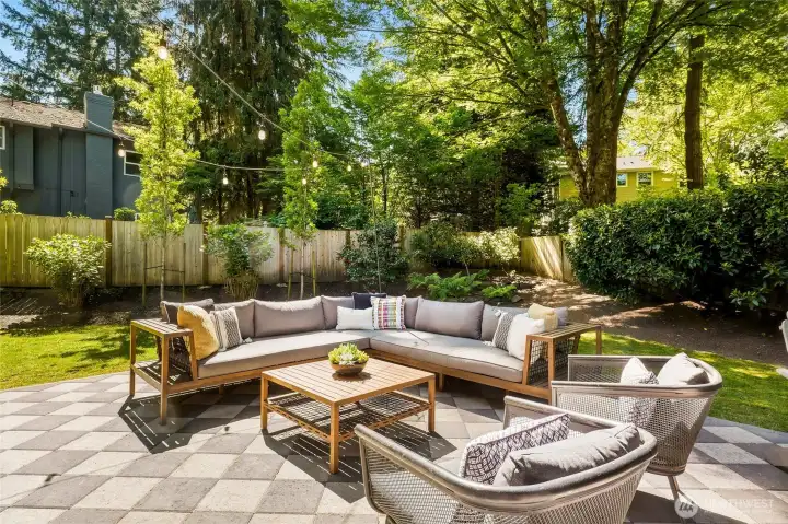 Contemporary Outdoor Living space