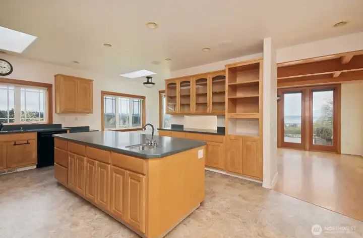 Easy flow floor plan and skylights for a bright interior!