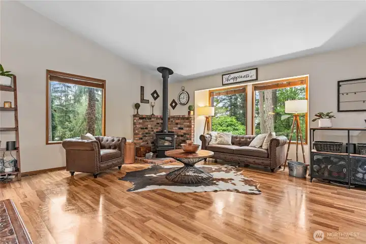 Cozy living room with wood burning fireplace (regularly maintained) Cozy living room with wood burning fireplace (regularly maintained)