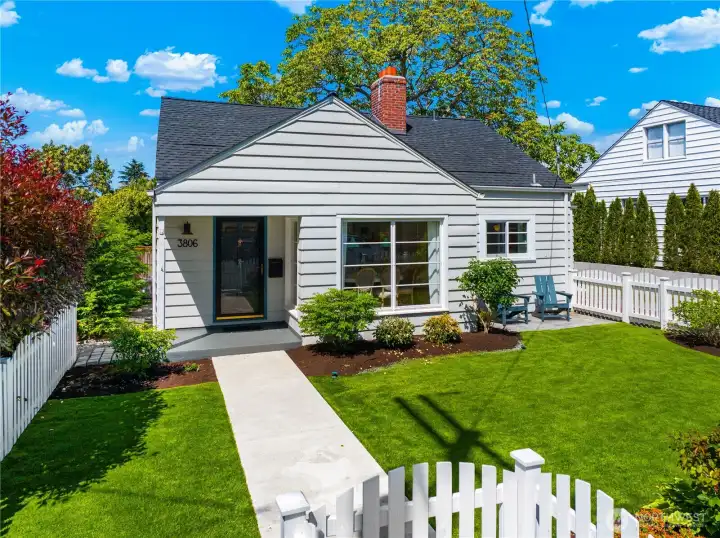 This wonderful home is conveniently located to Magnolia Village, Magnolia Community Center, Elliott Bay Marina, Discovery Park, Expedia’s headquarters at the foot of the Magnolia Bridge, Fisherman’s Terminal, Ballard Locks, Amazon Campus & South Lake Union, Myrtle Edwards Waterfront Park, Public Market, Seattle’s re-imagined waterfront and Aquarium, Colman Ferry Terminal, Seattle Center, Space Needle and Chihuly Gardens, and is an effortless commute to downtown!