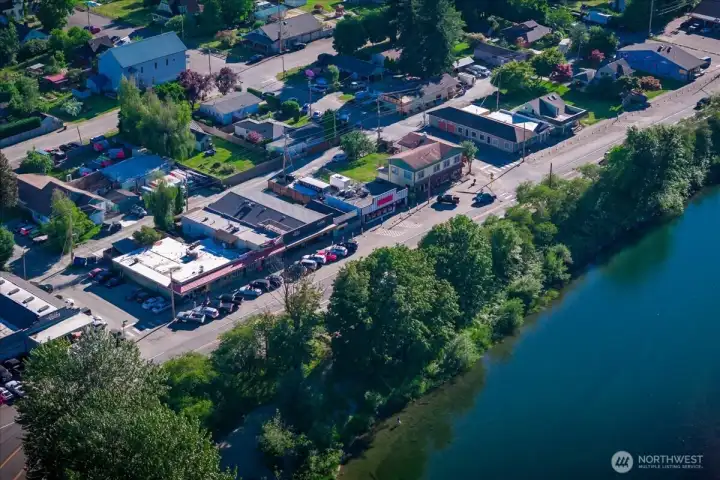 Located minutes away from downtown Fall City